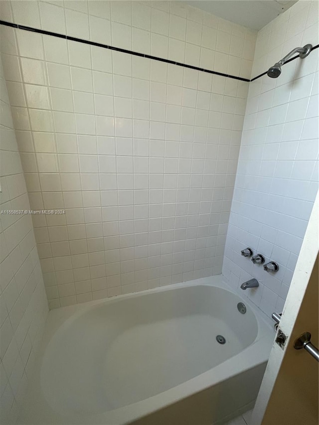 bathroom with tiled shower / bath