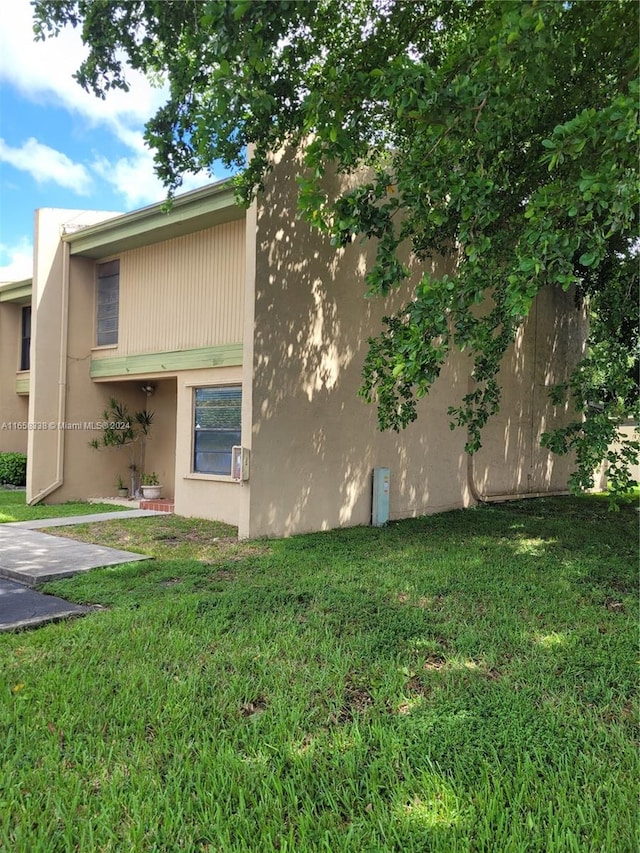 view of front facade with a front yard