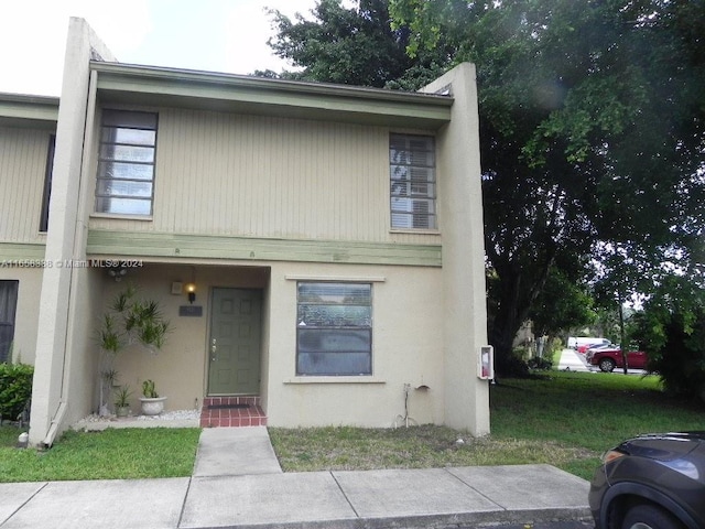 view of front facade with a front lawn