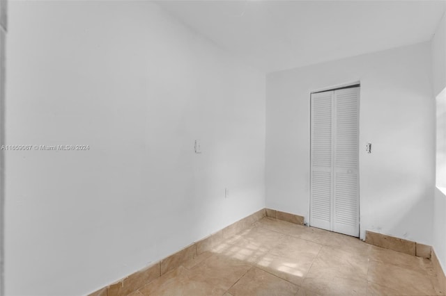 unfurnished bedroom featuring a closet