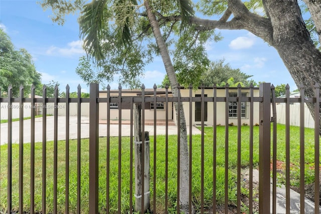 view of gate featuring a lawn