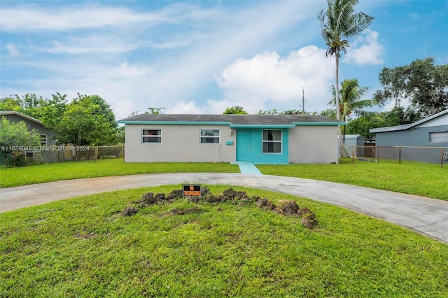 ranch-style home featuring a front lawn