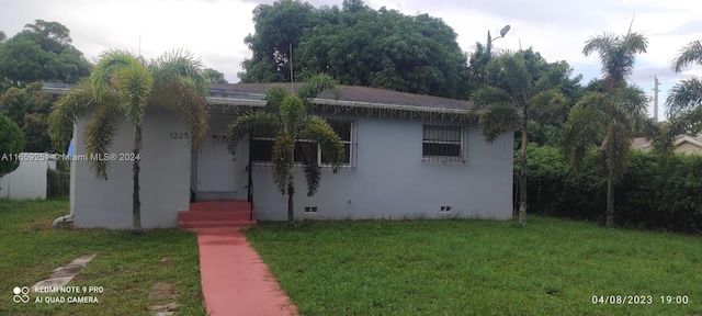 view of front of home featuring a front lawn