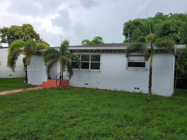 view of front of property featuring a front lawn