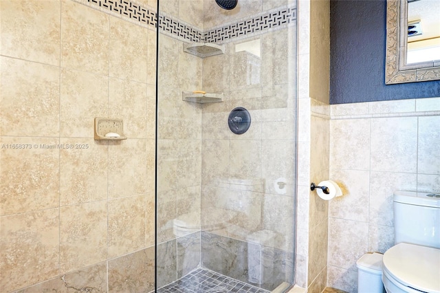 bathroom featuring a tile shower, tile walls, and toilet