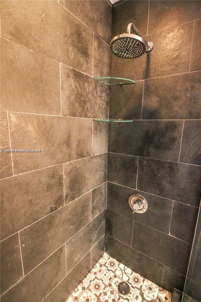 details with a tile shower