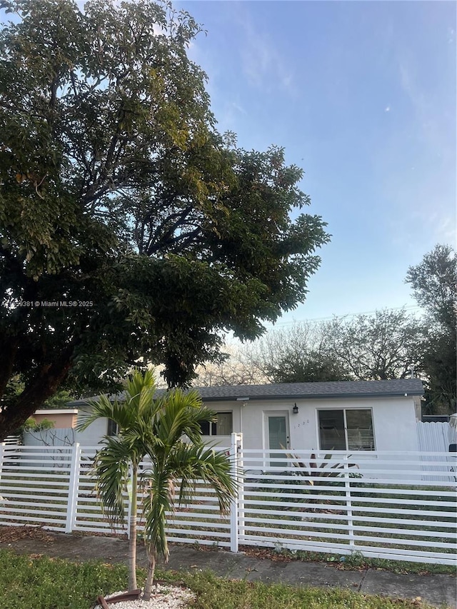 view of front facade featuring a front lawn