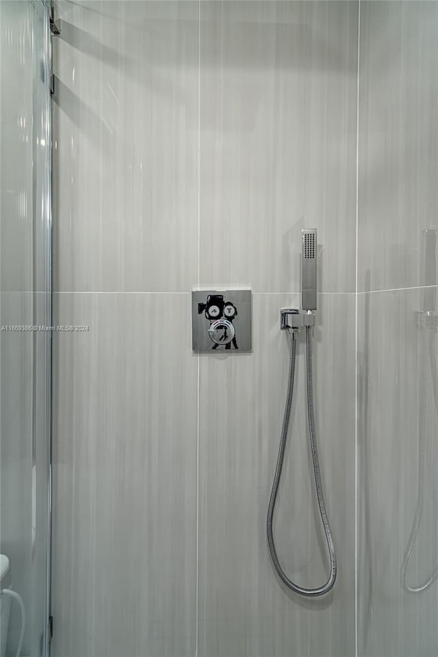 details featuring a shower with shower door