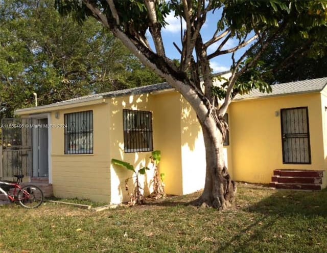 view of front of property featuring a front lawn