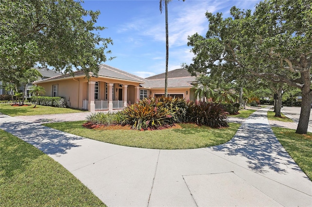 view of front of house featuring a front lawn