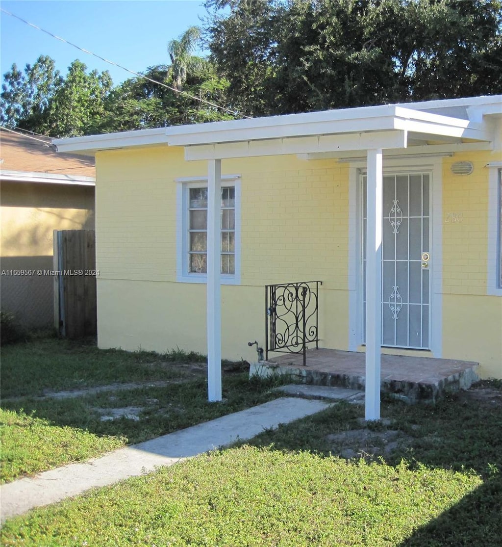 exterior space featuring a front yard