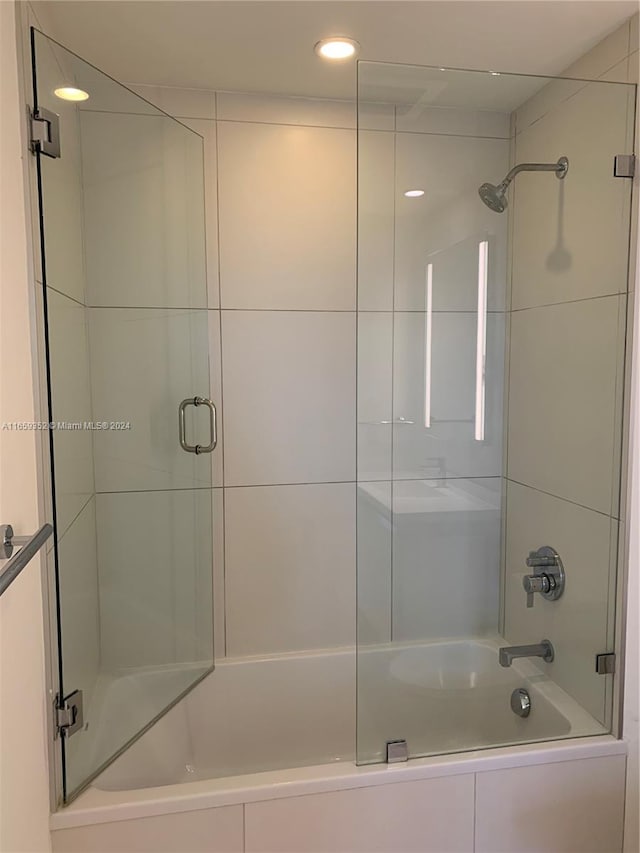 bathroom with combined bath / shower with glass door