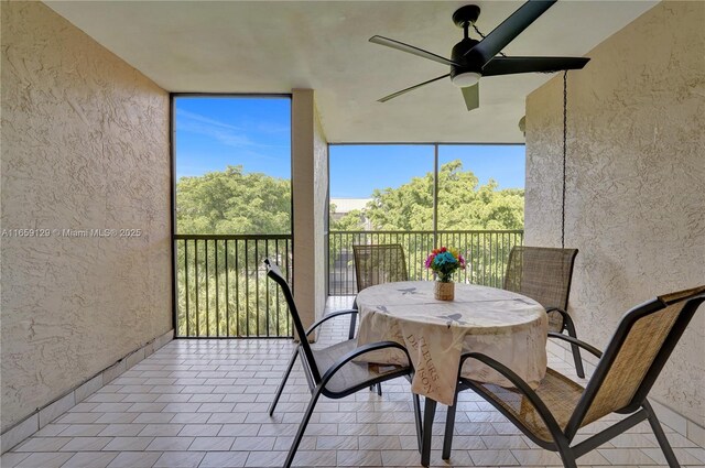 sunroom with ceiling fan