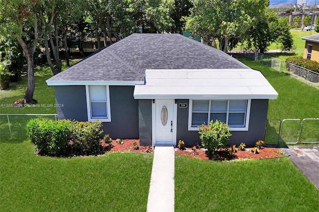 bungalow featuring a front yard