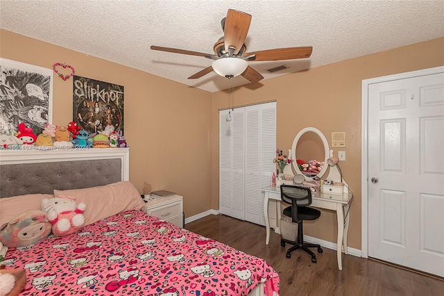 bedroom with a textured ceiling, ceiling fan, dark hardwood / wood-style floors, and a closet