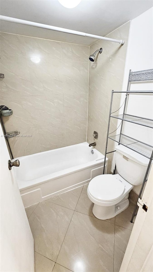 bathroom featuring toilet and tiled shower / bath combo