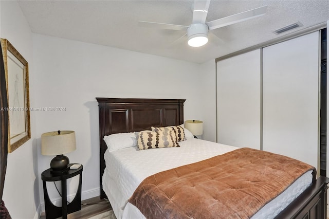 bedroom featuring a textured ceiling, ceiling fan, and a closet