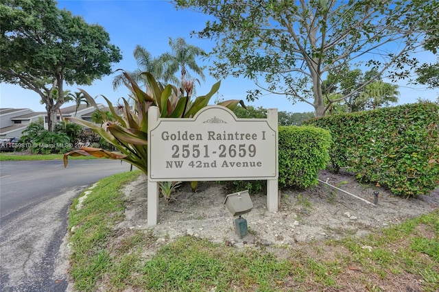 view of community / neighborhood sign