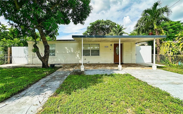 view of front of property featuring covered porch and a front yard