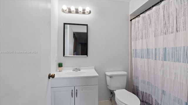 bathroom with a shower with shower curtain, vanity, and toilet