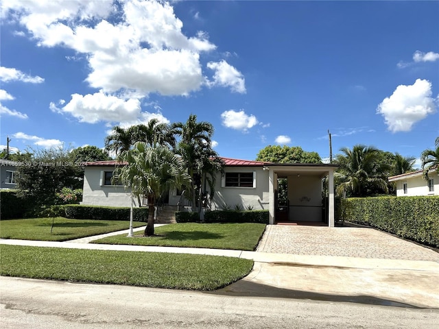 view of front of home featuring a front lawn and a carport