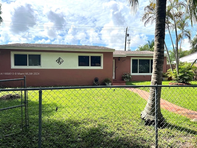 ranch-style house featuring a front yard