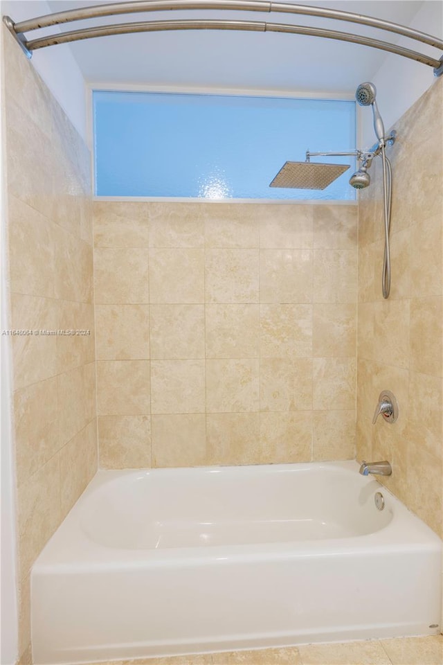 bathroom with tiled shower / bath