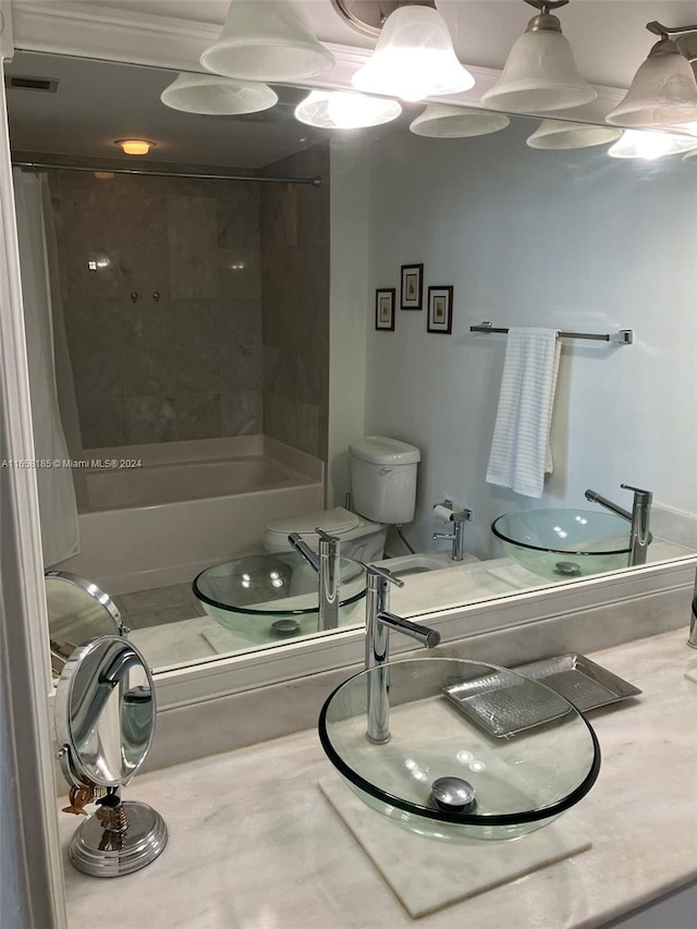 full bathroom featuring toilet, shower / tub combo, and sink