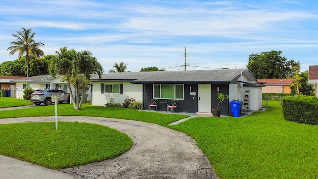 single story home featuring a front yard