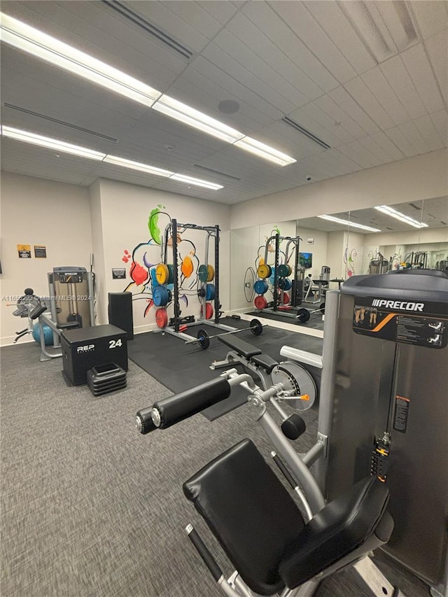 exercise room with carpet flooring