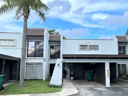 view of front of property featuring a garage and a front lawn