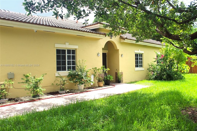 view of front of property with a front lawn