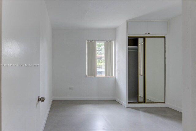 unfurnished bedroom featuring a closet