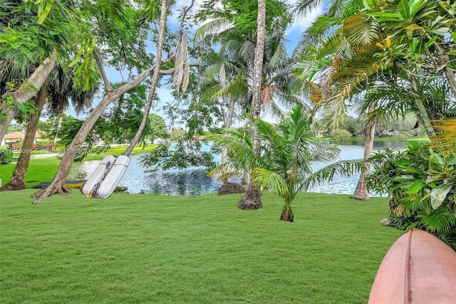 view of yard featuring a water view