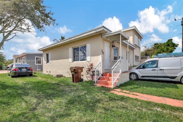 view of front of home featuring a front lawn