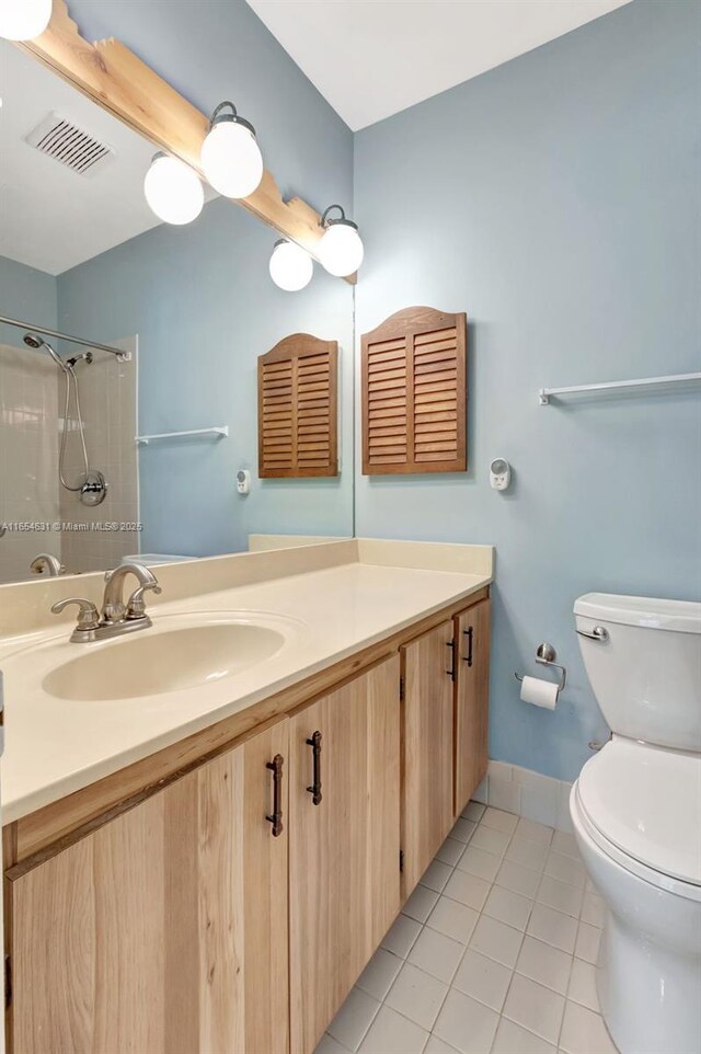 bathroom featuring a shower with shower curtain