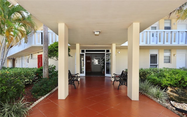 property entrance featuring a balcony