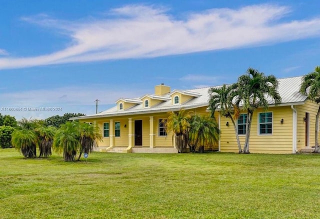 view of front of property featuring covered porch and a front lawn