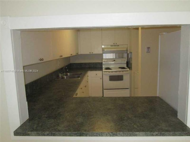 kitchen featuring electric stove, cream cabinetry, sink, and kitchen peninsula