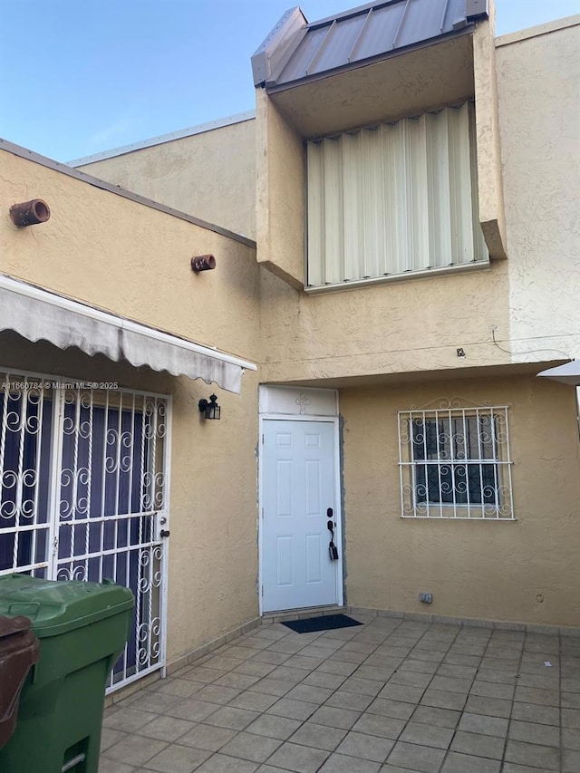 view of exterior entry featuring stucco siding