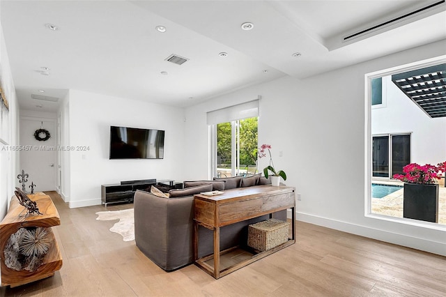 living room with light wood finished floors, baseboards, visible vents, and recessed lighting