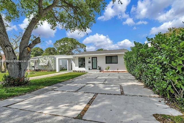 ranch-style house featuring a front yard