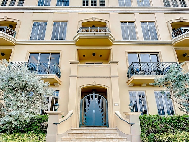 property entrance featuring a balcony