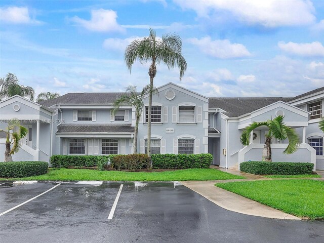 view of front of house featuring a front yard