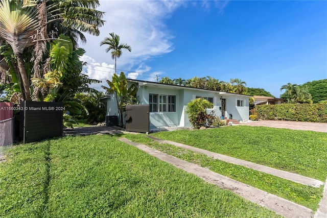 ranch-style house featuring a front lawn