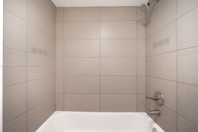 bathroom featuring tiled shower / bath