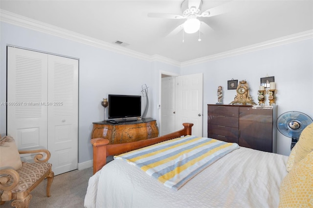 bedroom featuring carpet floors, a closet, ornamental molding, and ceiling fan