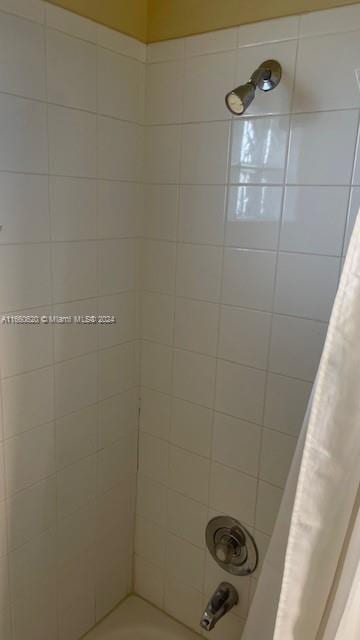 bathroom with shower / bath combo with shower curtain