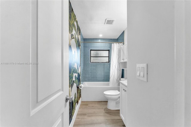 bedroom featuring light hardwood / wood-style floors and ceiling fan