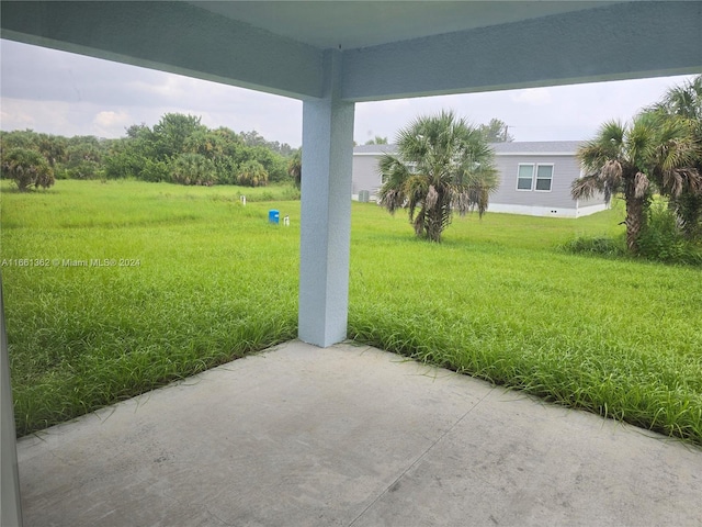 view of yard with a patio